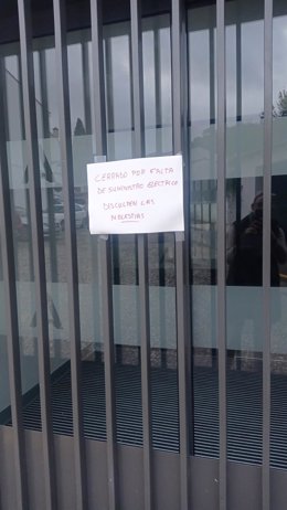 Puerta del centro de salud de Galaroza (Huelva).