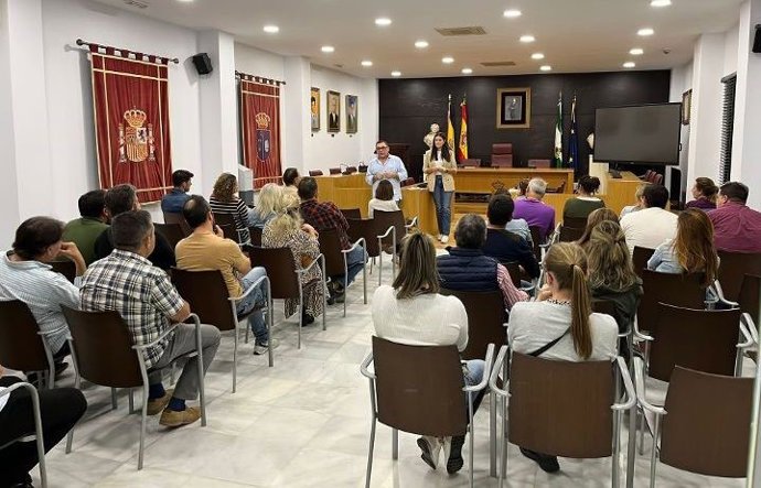 El alcalde de Umbrete con responsables de empresas y autónomos