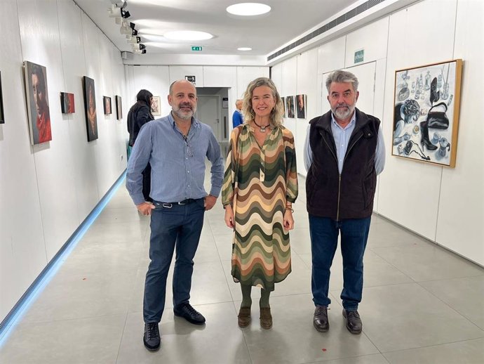 María Luisa García-Palacios, junto a los pintores Luis Celorio y Ángel Corral, en la inauguración de la muestra en la sede de la fundación.