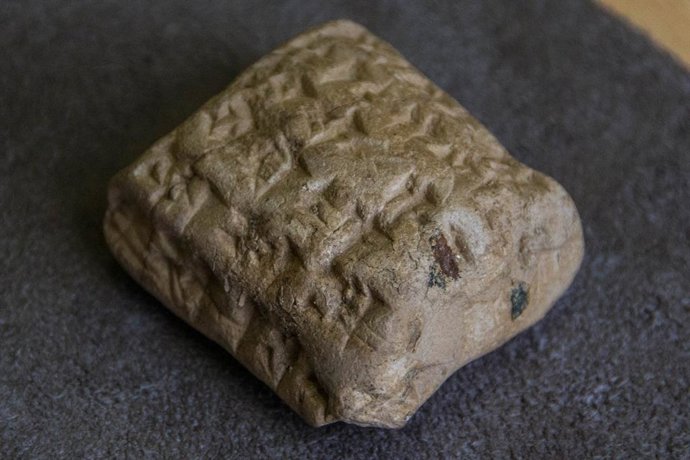 Archivo - Imagen de la tablilla sumeria cedida a la biblioteca 'Manuel Siurot' de La Palma del Condado.