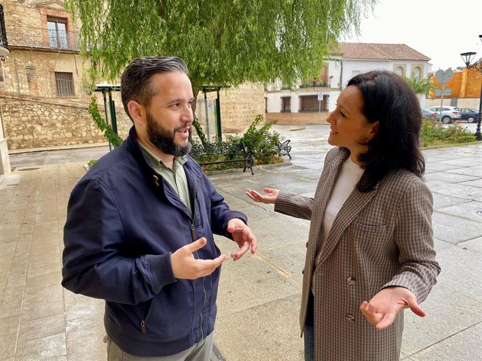 Rafi Crespín habla con Pepe Álvarez en Santella.