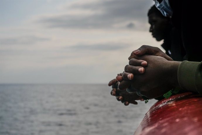 Migrantes rescatados por la ONG SOS Mediterranée a bordo del 'Ocean Viking'