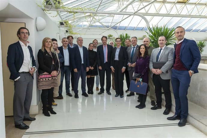 El consejero de Obras Públicas, José Luis Gochicoa, y los responsables del departamento, acuden a la Comisión de Economía y Hacienda del Parlamento para informar del presupuesto para 2023