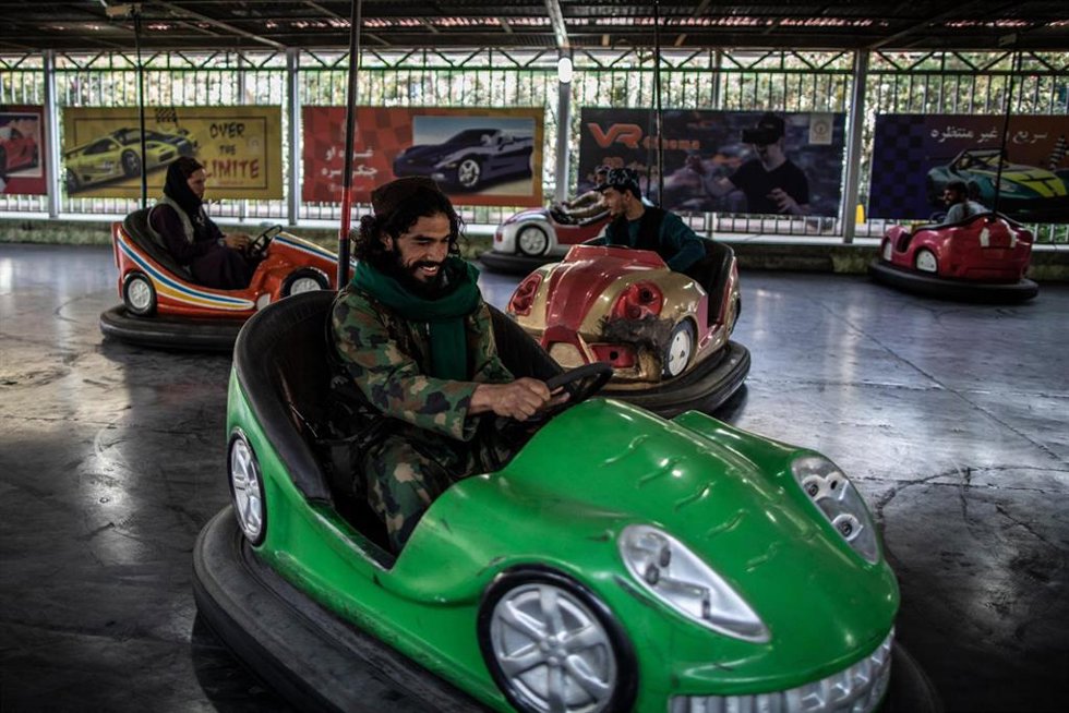Archivo - Un talibán en un coche de choque en Kabul