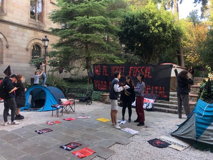 Acampada de End Fossil Barcelona en la UB