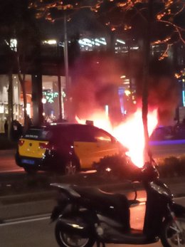 Imagen del taxi incendiado en la avenida Diagonal