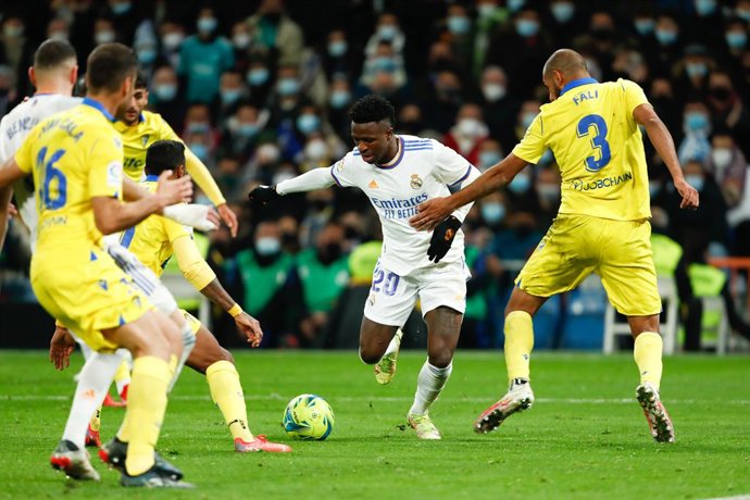 Archivo - Vinicius Junior of Real Madrid and Rafael "Fali" Jimenez of Cadiz in action during the Spanish League, La Liga Santander, football match played between Real Madrid and Cadiz CF at Santiago Bernabeu stadium on December 19, 2021, in Madrid, Spai