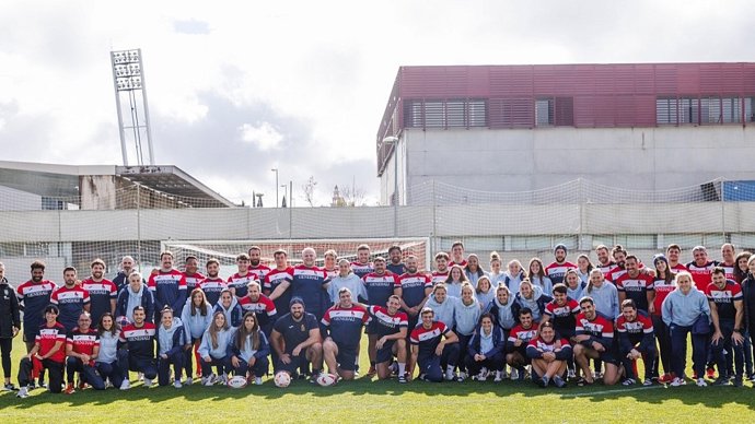 Los componentes de la selección femenina de fútbol y la masculina de rugby posan en una foto de familia