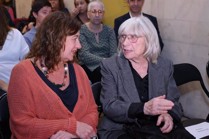La presidenta del Govern, Francina Armengol, con la escritora Antnia Vicens.