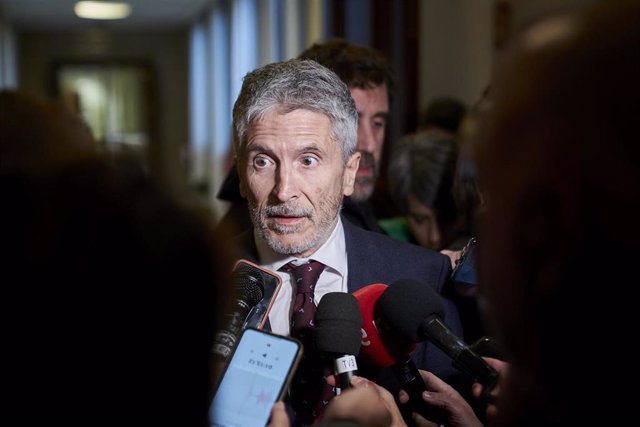 El ministro del Interior, Fernando Grande-Marlaska, atiende a los medios antes de comparecer a puerta cerrada en el Congreso de los Diputados, a 8 de noviembre de 2022, en Madrid (España). 