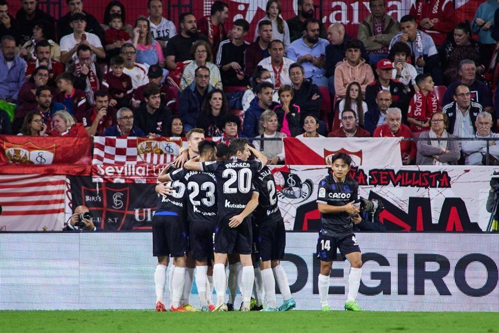 Los jugadores de la Real Sociedad celebran uno de sus goles ante el Sevilla en LaLiga Santander 2022-2023