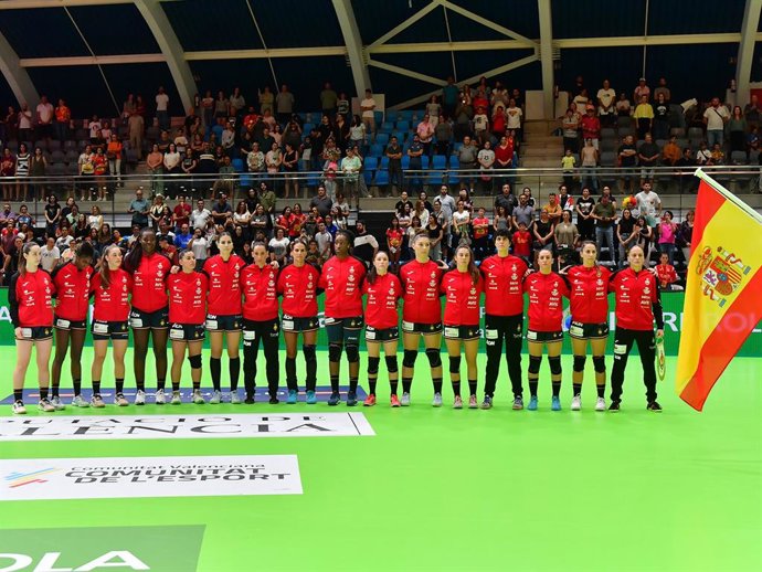 La seleccion femenina de balonmano posa antes de uno de los partidos el TIE 2022
