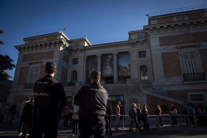 Dos policías a las puertas del Museo del Prado, a 5 de noviembre de 2022, en Madrid (España).