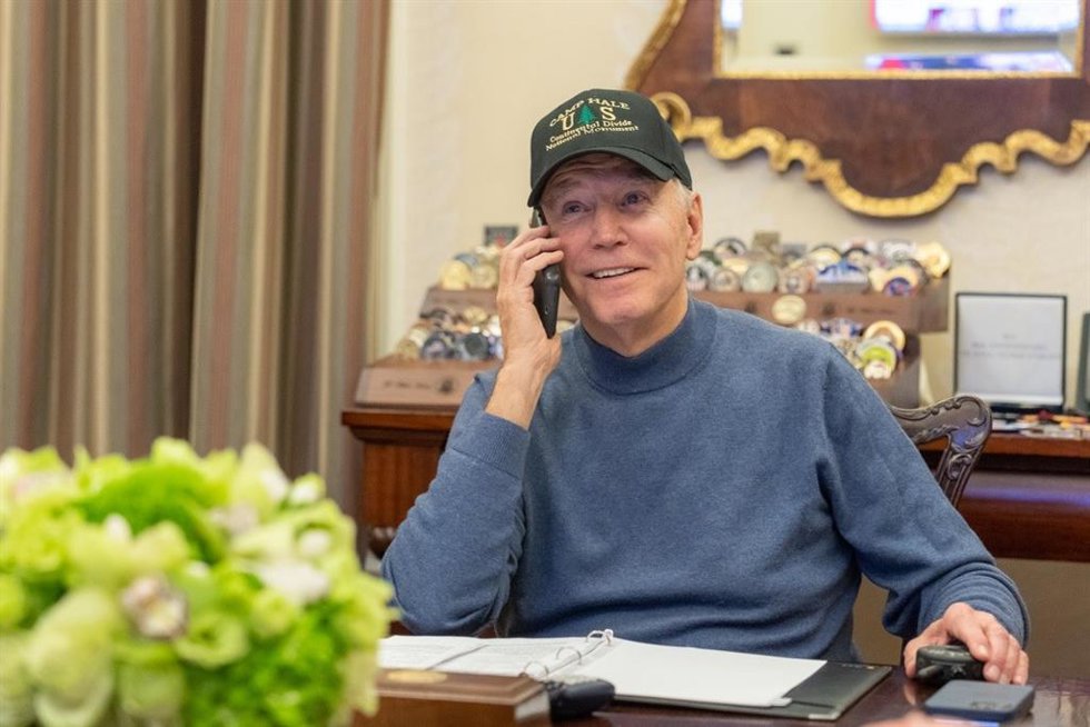 El presidente de EEUU, Joe Biden, hablando por teléfono