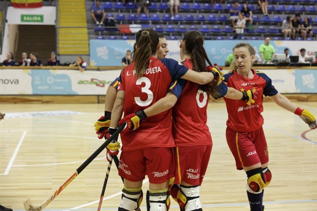 Las jugadoras de la selección femenina de hockey patines celebran uno de sus goles ante Francia en los Juegos Mundiales de Argentina 2022