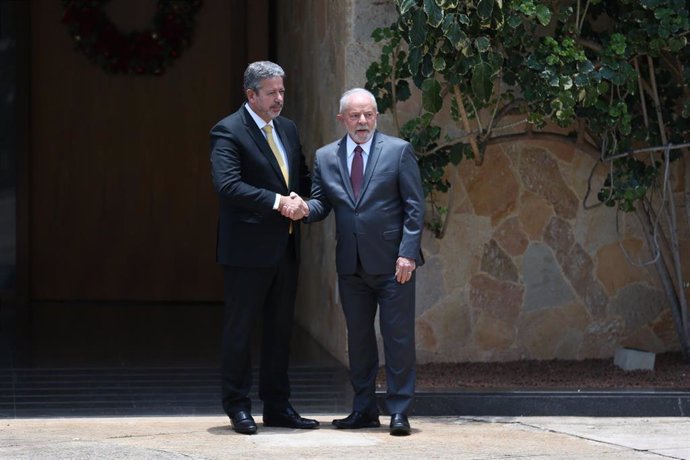 El presidente de la Cámara de Diputados del Brasil, Arthur Lira, recibe al presidente electo del país, Luiz Inácio Lula da Silva en Brasilia