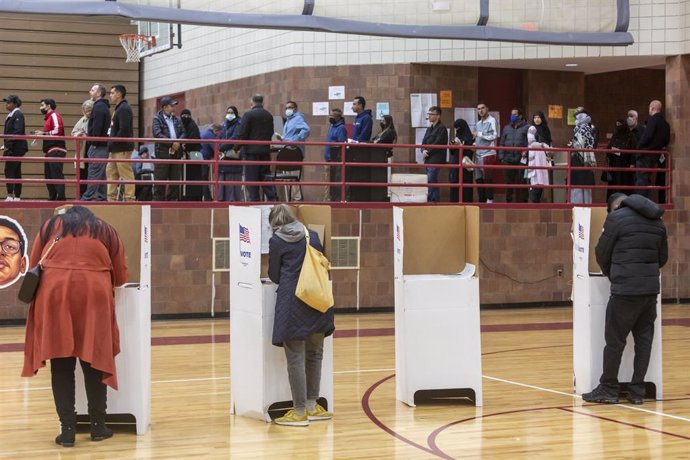 08 November 2022, US, Detroit: People cast their votes at a polling station during the 2022 US Midterm elections. Photo: Jim West/ZUMA Press Wire/dpa