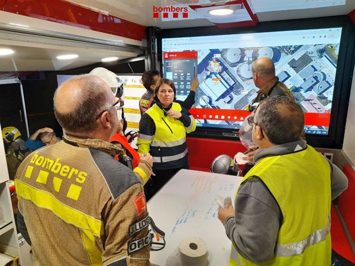 Los Bombers de la Generalitat trabajan en la extinción del incendio en la depuradora de El Prat de Llobregat (Barcelona) que quema desde este miércoles por la noche