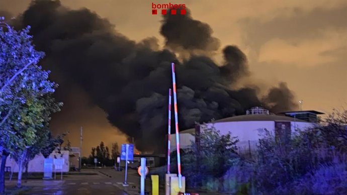 Imatge de l'incendi en la depuradora d'El Prat de Llobregat (Barcelona)