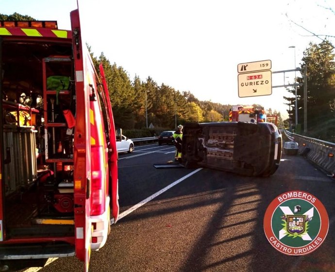 Vuelco de un turismo en la A-8 en Guriezo