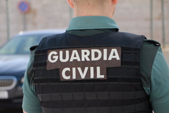 Agente de la Guardia Civil de espaldas.