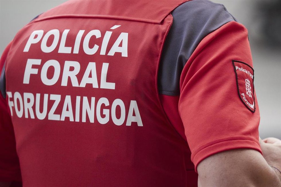 Archivo - Un agente de la Policía Foral