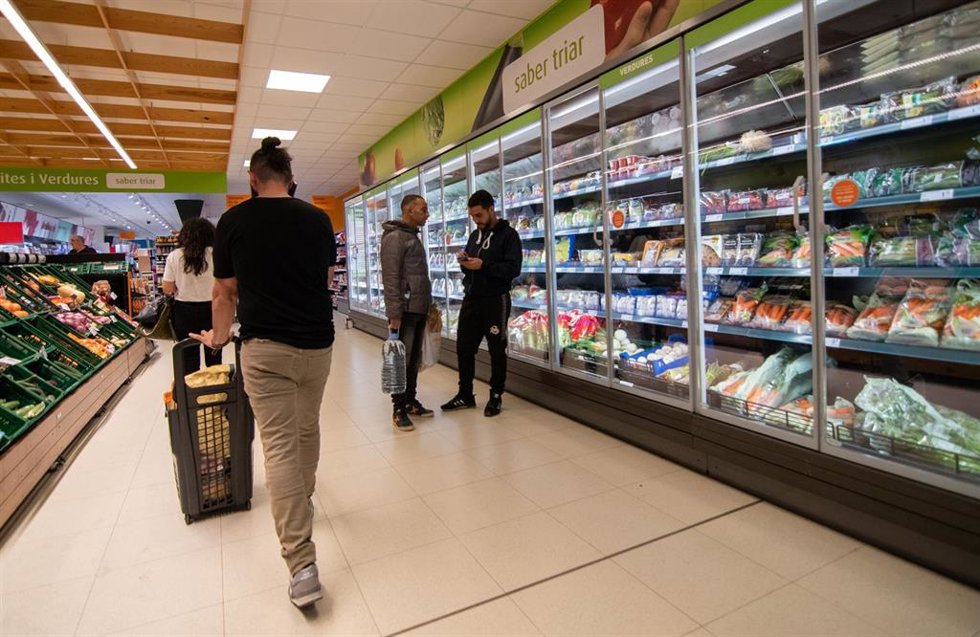 Varias personas comprando en un supermercado