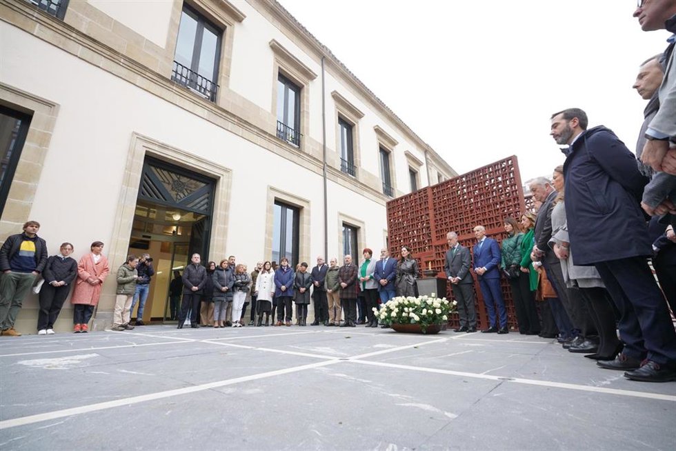 El lehendakari Iñigo Urkullu (c) acompañado de los consejeros del Gobierno Vasco, guardan dos minutos de silencio por el acto del Día de la Memoria organizado por el Parlamento Vasco.
