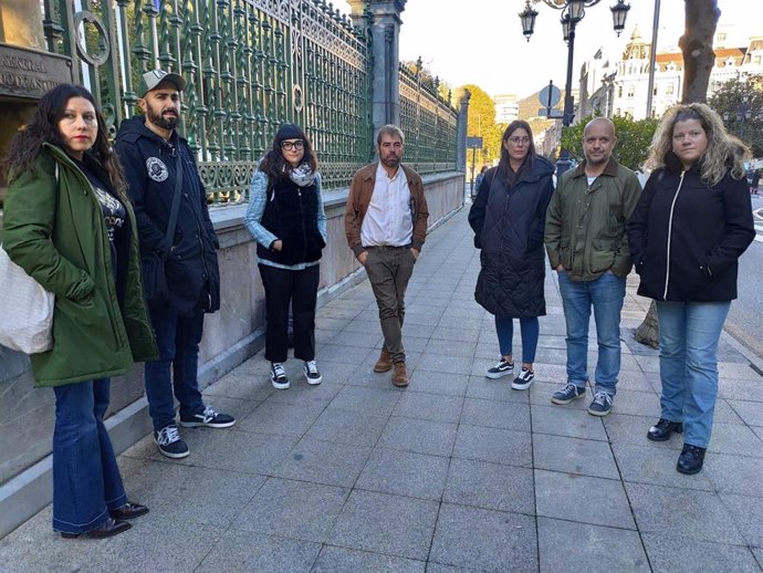 Los diputados de Podemos Daniel Ripa y Nuria Rodríguez, junto a trabajadores de Duro Felguera y representantes en la empresa de CSI