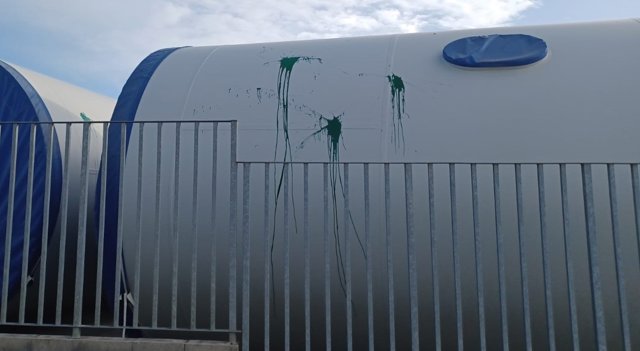 Daños causados por unos huevos con pintura en las bases de unos molinos eólicos de GRI Towers, en el Polígono da Uceira, en O Carballiño (Ourense), durante la huelga del siderometal ourensano.