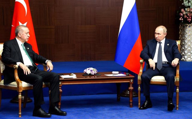 El presidente de Turquía, Recep Tayyip Erdogan (i), y el presidente de Rusia, Vladimir Putin (d), durante una reunión en Kazajistán