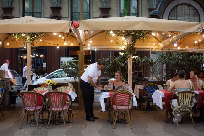 Archivo - Un camarero atiende a una mesa en las Ramblas 