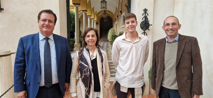 El delegado de Fiestas Mayores, Juan Carlos Cabrera, primero a la derecha, con familiares del médico Ismael Yebra.