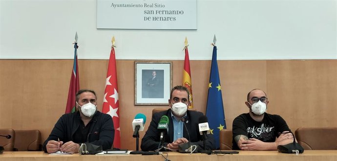 Archivo - Reunión del comité de empresa de Metro con el alcalde de San Fernando, Javier Corpa.