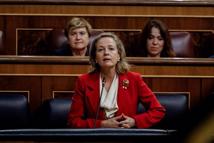 La vicepresidenta primera y ministra de Asuntos Económicos y Transformación Digital, Nadia Calviño, interviene durante una sesión plenaria en el Congreso de los Diputados, a 3 de noviembre de 2022, en Madrid (España).