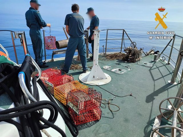 Agentes de la patrullera 'Río Nacimiento' extraen las nasas ilegales del fondo del mar
