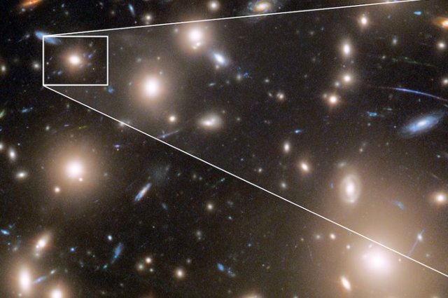 La imagen de arriba muestra la luz de la supernova detrás del cúmulo de galaxias Abell 370.