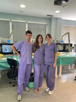 La doctora Cabanas con su equipo, la doctora Martínez y el doctor Contreras.