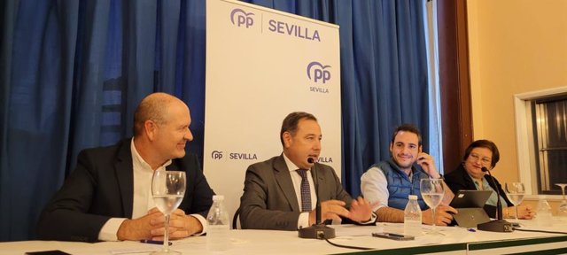 El presidente del PP de Sevilla, Ricardo Sánchez, segundo por la derecha, en el encuentro mantenido con empresarios de Dos Hermanas.