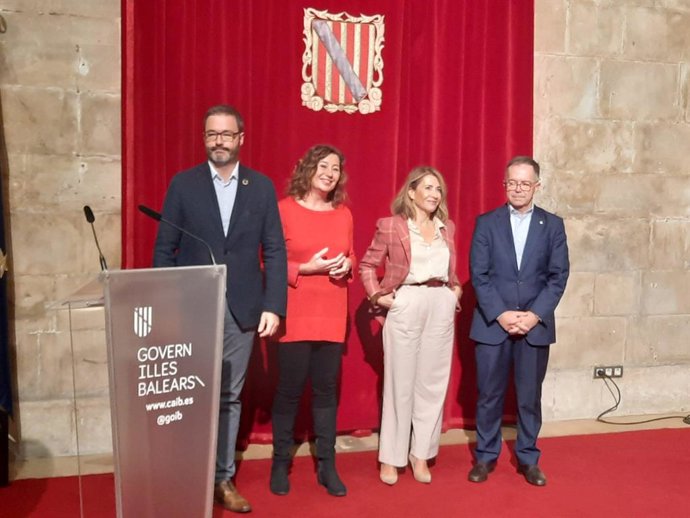 El alcalde de Palma, José Hila, la presidenta del Govern, Francina Armengol, la ministra de Transportes, Raquel Sánchez, y el conseller de Movilidad y Vivienda, Josep Marí, antes de la firma.
