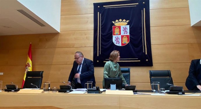 El consejero de Sanidad, Alejandro Vázquez, comparece en la Comisión de Hacienda de las Cortes