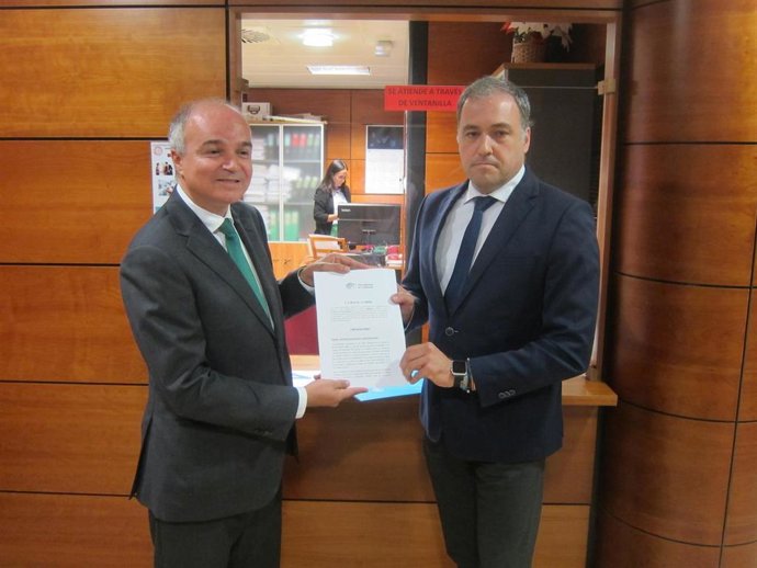 Los diputados José Alberto Díaz-Estébanez (CC-PNC) y Carlos Ester (PP) registran en el Parlamento la solicitud de comisión de investigación del 'caso mascarillas'
