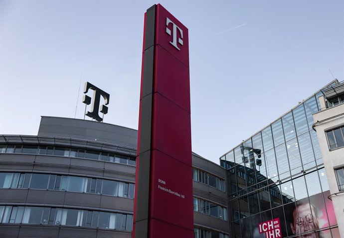 10 November 2022, North Rhine-Westphalia, Bonn: The logo of Deutsche Telekom's headquarters is unlit in the morning. The company presents its balance sheet figures for the third quarter. Photo: Oliver Berg/dpa