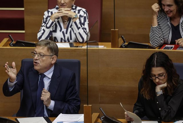 El presidente de la Generalitat, Ximo Puig y la vicepresidenta, portavoz y consellera de Igualdad y Políticas Inclusivas, Aitana Mas, durante una sesión de control