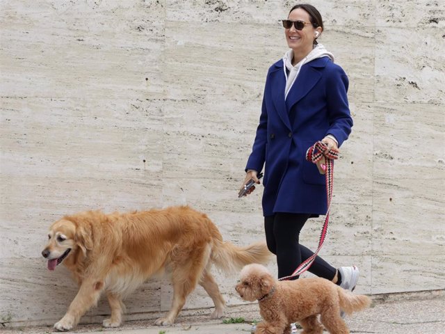 Tamara Falcó paseando a sus perros Vanilla y Jacinta