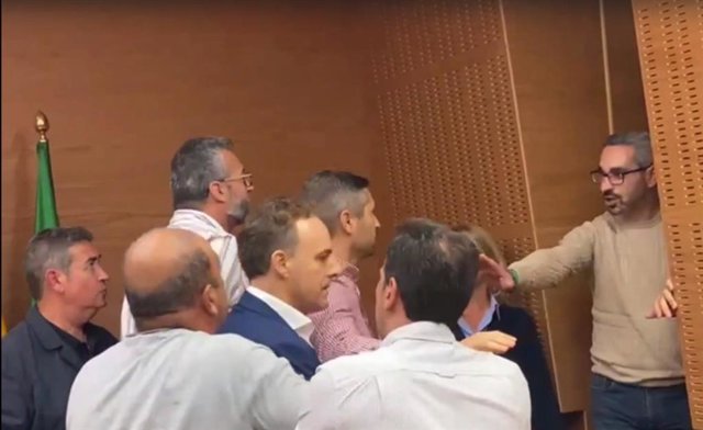 Imagen capturada del vídeo sobre los enfrentamientos en el pleno de El Puerto de Santa María (Cádiz)