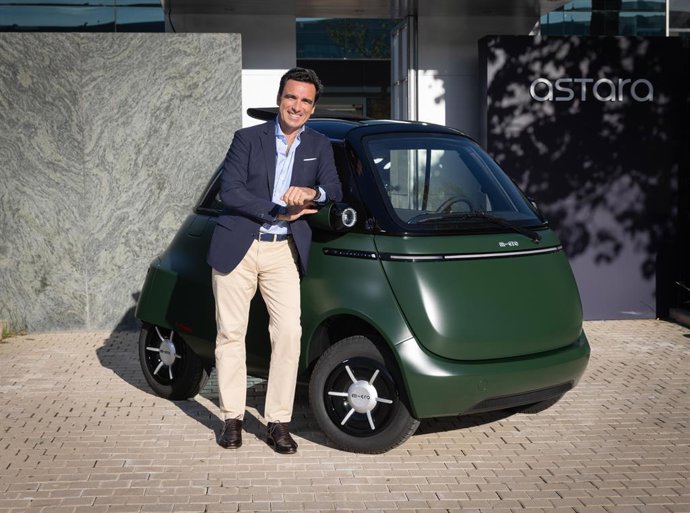 Jorge Navea, consejero delegado de Astara, con un Microlino