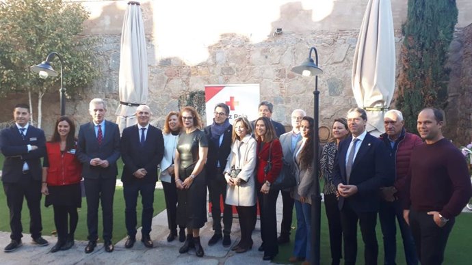 Foto de familia tras el acto de entrega del premio mediante el que Cruz Roja ha premiado al Espacio CyL Digital de Ávila.