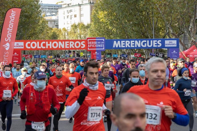 Archivo - Merengues y colchoneros se enfrentan este domingo en el Derbi de las Aficiones de Madrid.