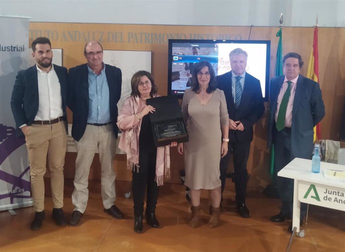 La diputada del Área de Cohesión Territorial, Asunción Llamas, recoge el galardón otorgado por la Fundación Patrimonio Industrial de Andalucía a la Diputación.